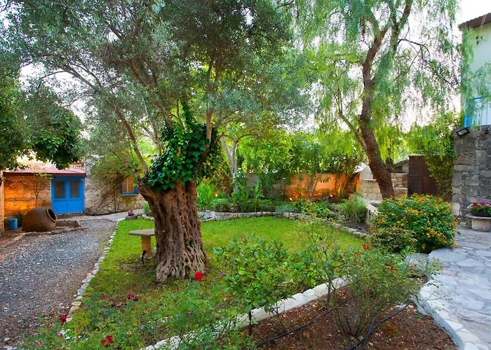 Cecilias Courtyard Country house *