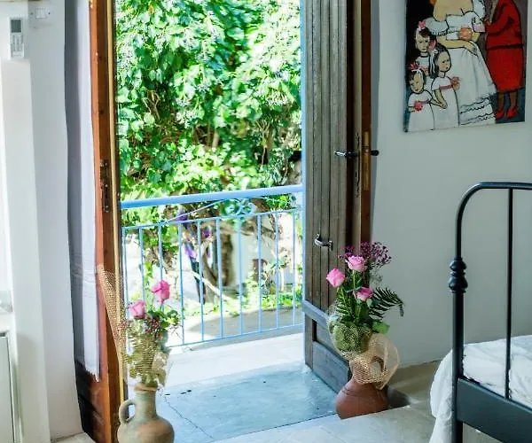 Cecilias Courtyard Country house *