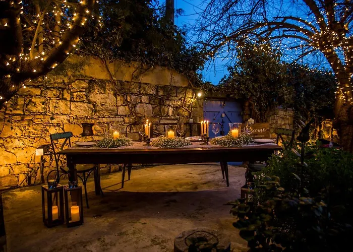 Cecilias Courtyard Country house *