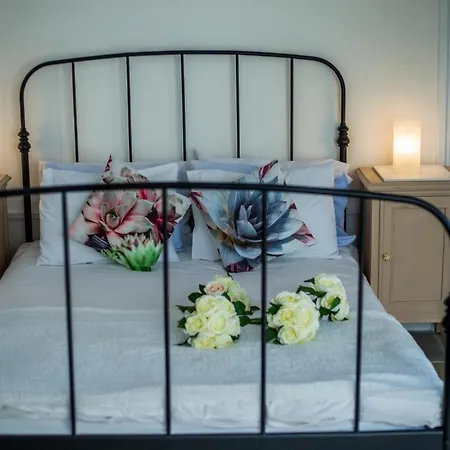 Cecilias Courtyard Летний дом *