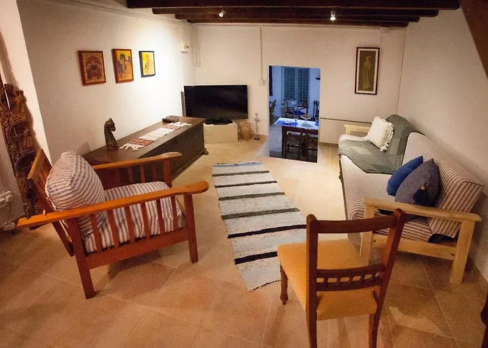 Cecilias Courtyard Malya